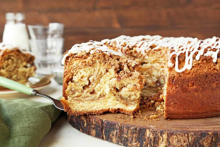 Cinnamon roll on sale coffee cake